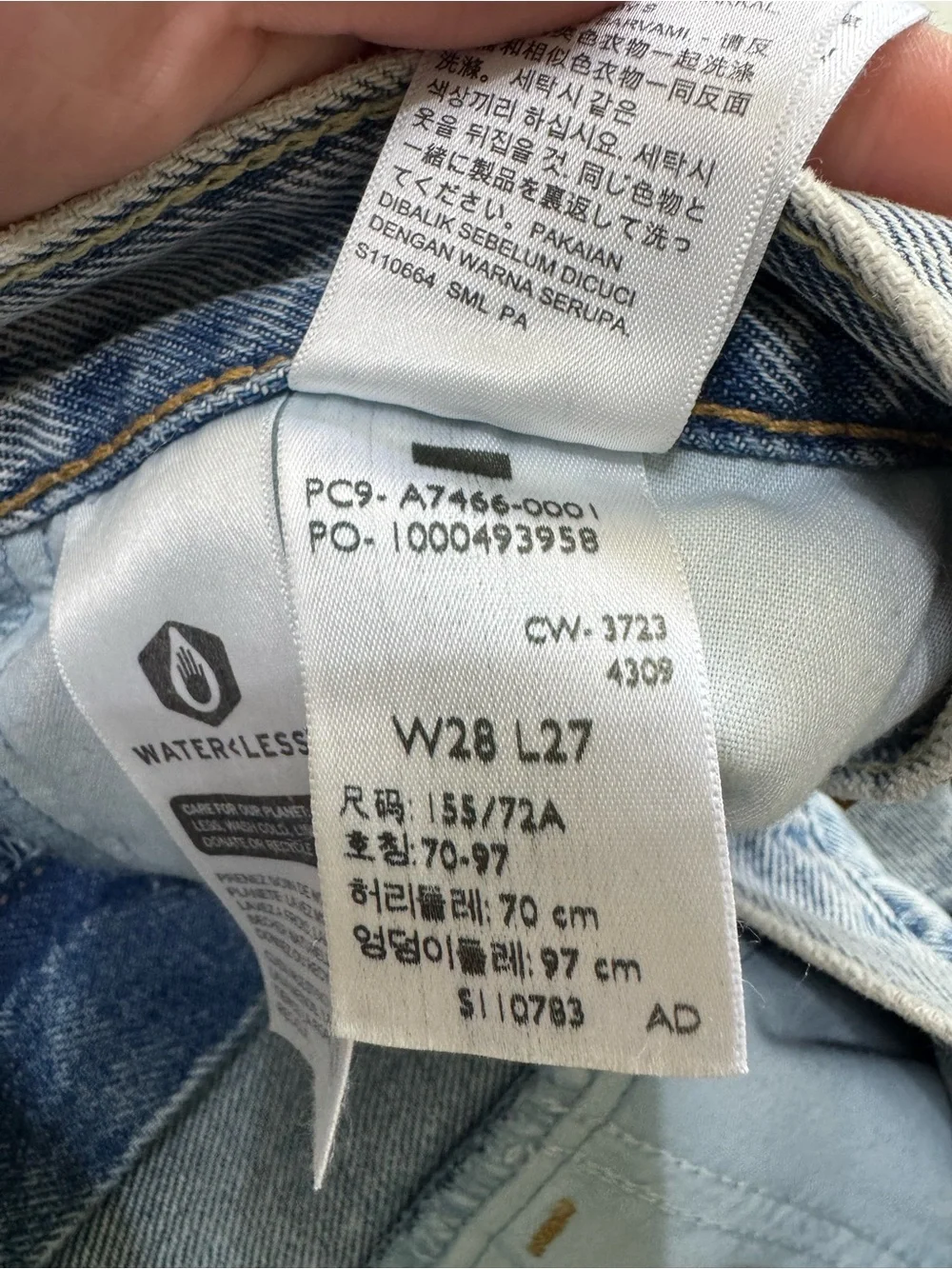 NWOT Levis High Waist Altered Mom
Jeans 28 Blue - Picture 8 of 8